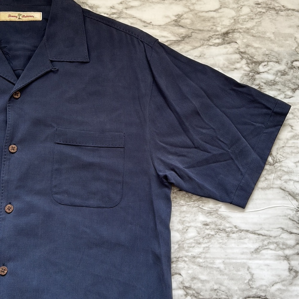 Tommy Bahama 100% silk button down shirt, size small - Picture 4 of 7